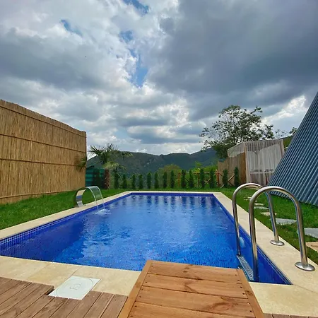 Havuzlu Jakuzili Suit Bungalov Chalet